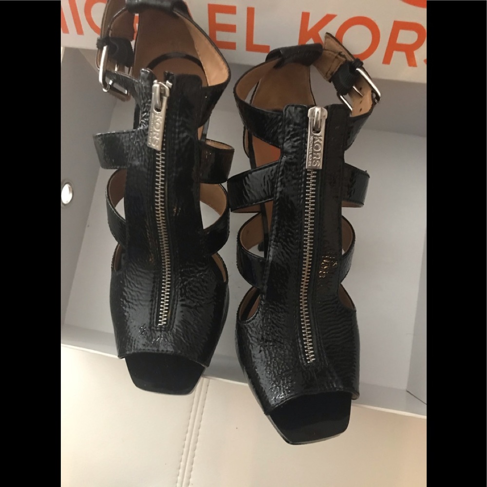 Michael Kors Bridgette Crinkle Patent Black Sandal